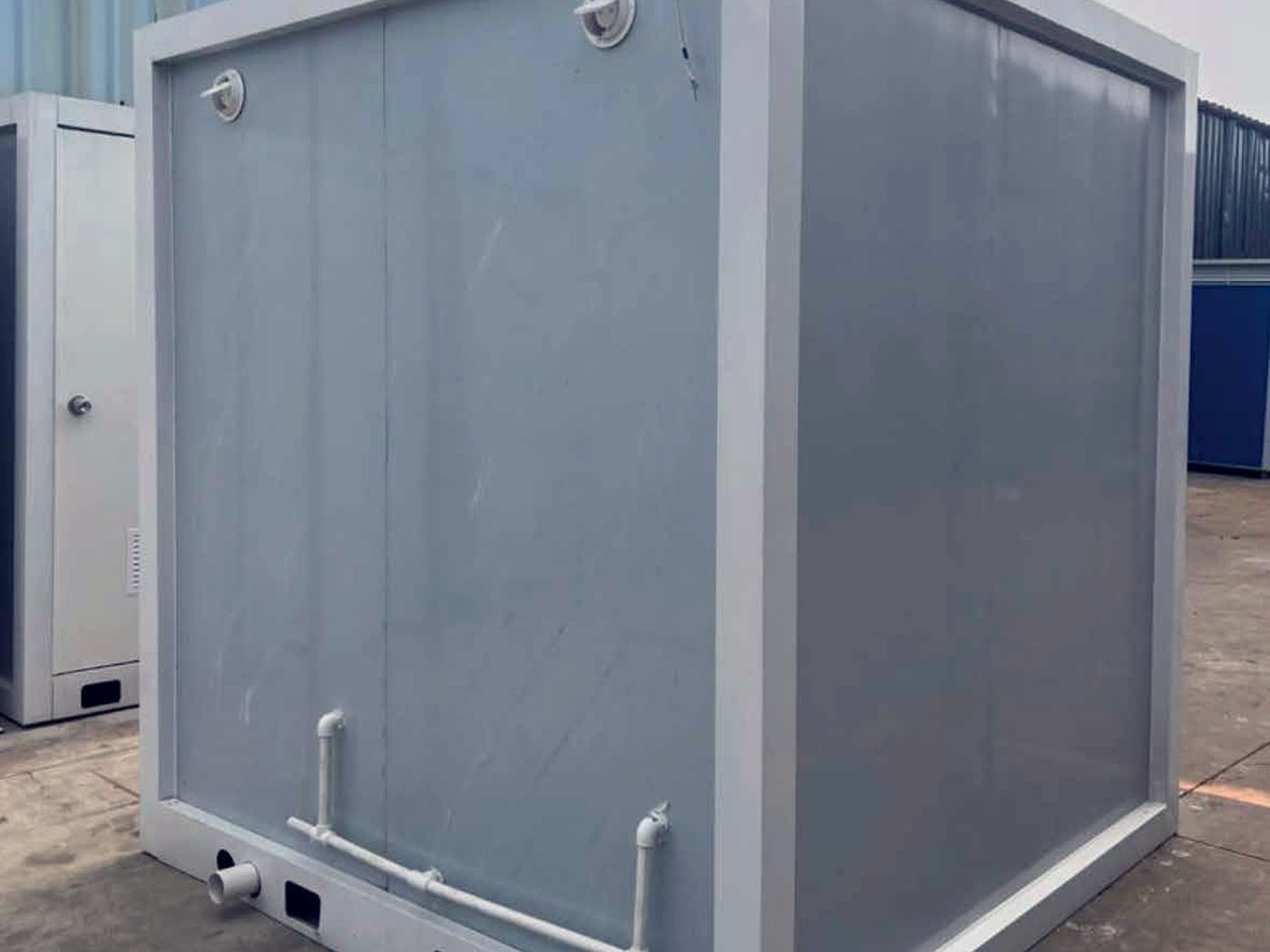 Module corner: lifting eyes and pipe stubs, services already in the wall