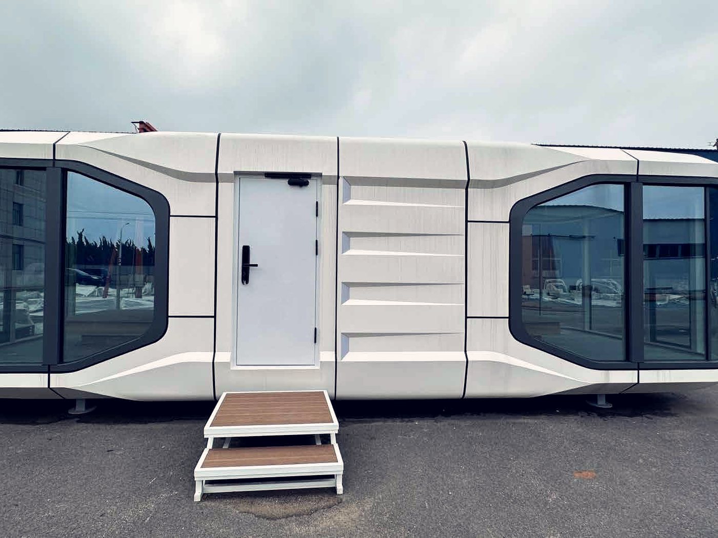 Capsule studio, delivered with its own entry steps